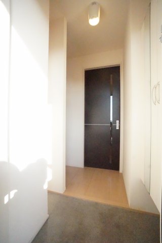 玄関　※同物件・同タイプの写真です。