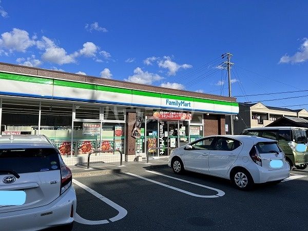 コンビニ　ファミリーマート 豊川桜木通店（コンビニ）まで142m