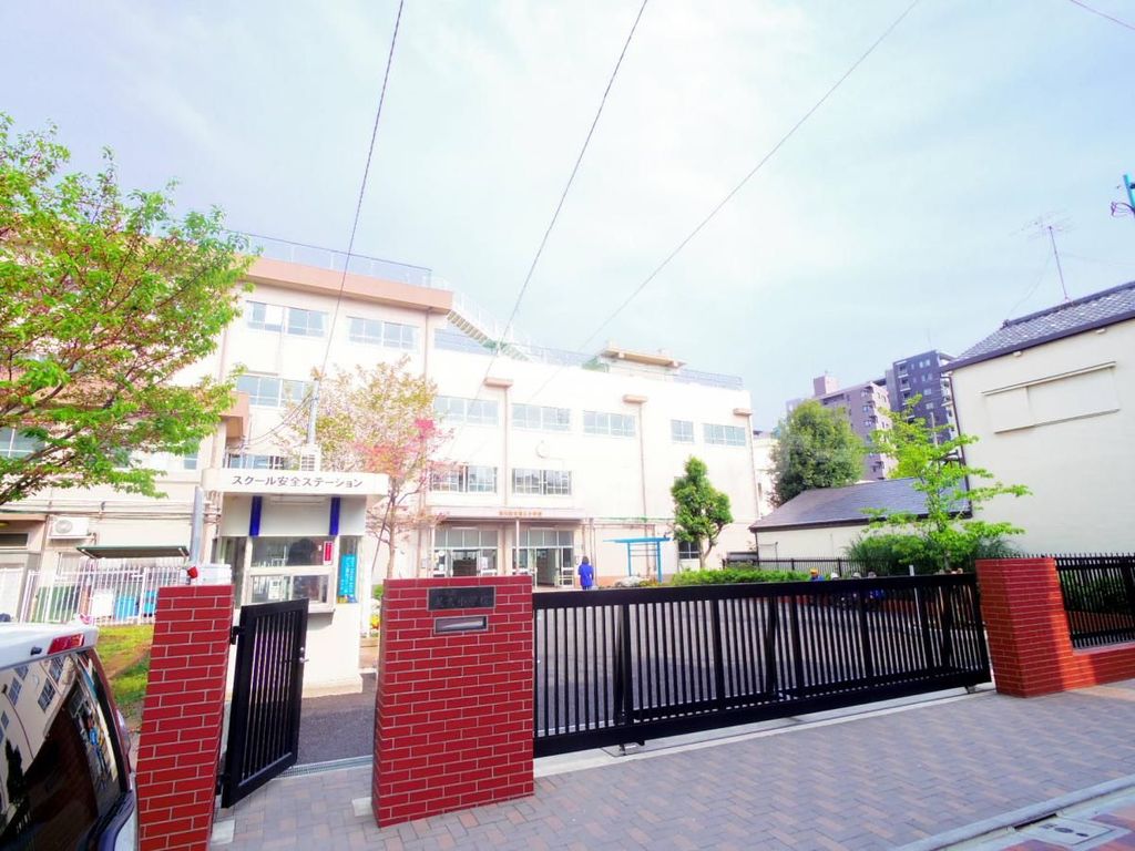 小学校　荒川区立尾久小学校（小学校）まで640m