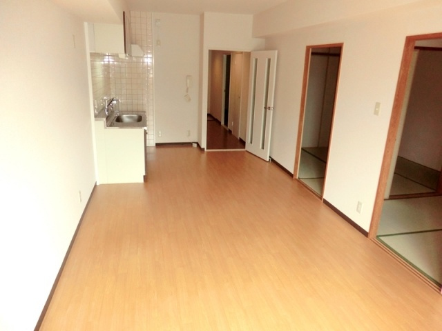 居室・リビング　西向き和室に面した12.2帖のリビングです♪