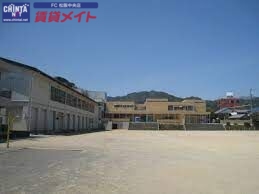 小学校　尾鷲市立尾鷲小学校（小学校）まで763m