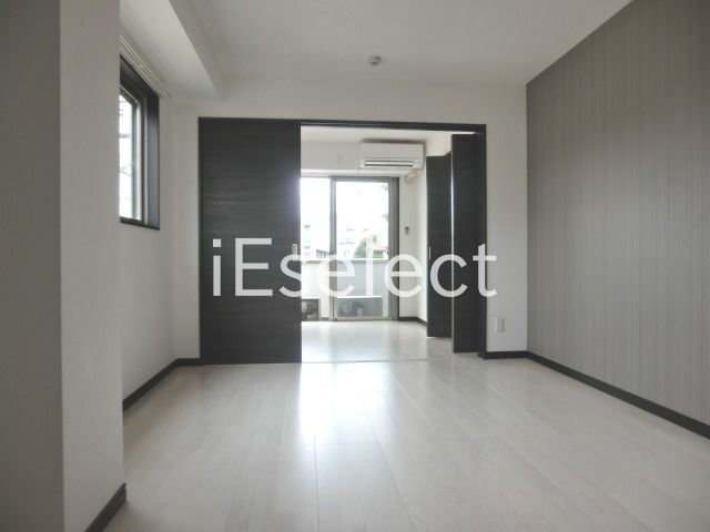 居室・リビング　角部屋、2面採光。家具家電置いてもゆったり過ごせます！