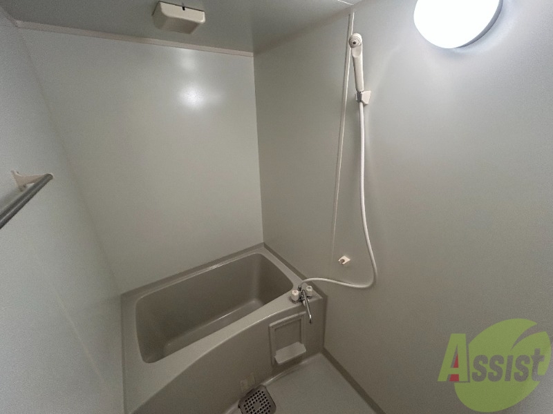 バス・シャワールーム　こちらは、浴室になります。大きすぎずお掃除もしやすそうです。