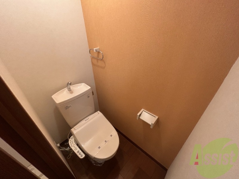 トイレ　こちらは、温水洗浄暖房便座になります。便利ですね♪