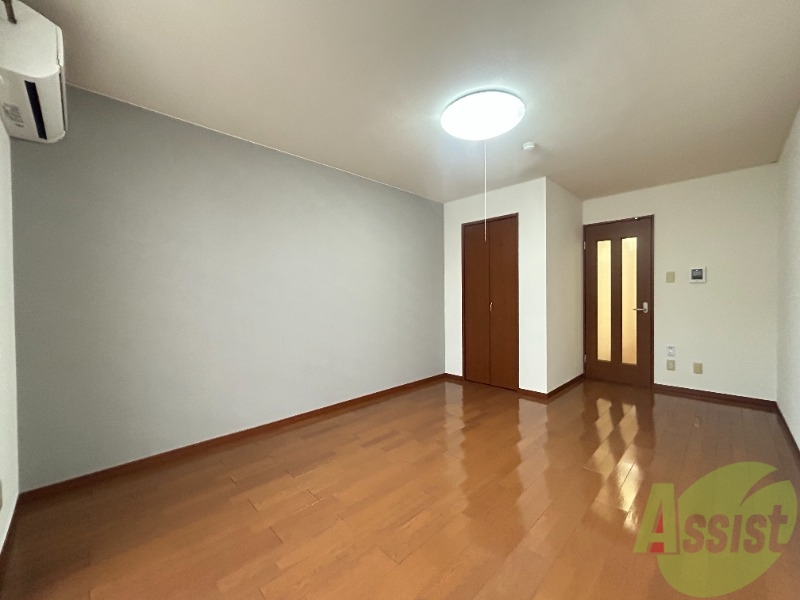 居室・リビング　９帖の洋室です。フローリングの木の色が落ち着きますね。