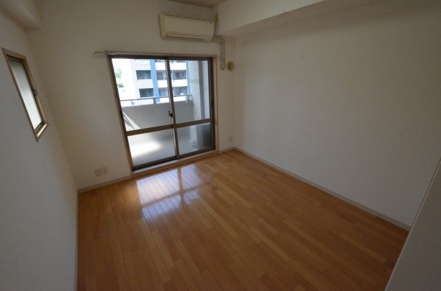 居室・リビング　2面採光で明るいお部屋です♪エアコン付き♪