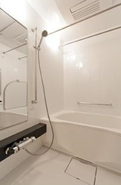 バス・シャワールーム　追い焚き機能、浴室乾燥機付きバス。