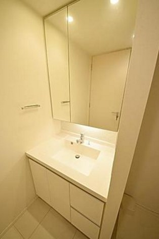洗面設備　嬉しい独立洗面台付き。