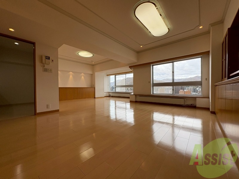 居室・リビング　木目のフローリングは落ち着きのある印象のお部屋になりますね。
