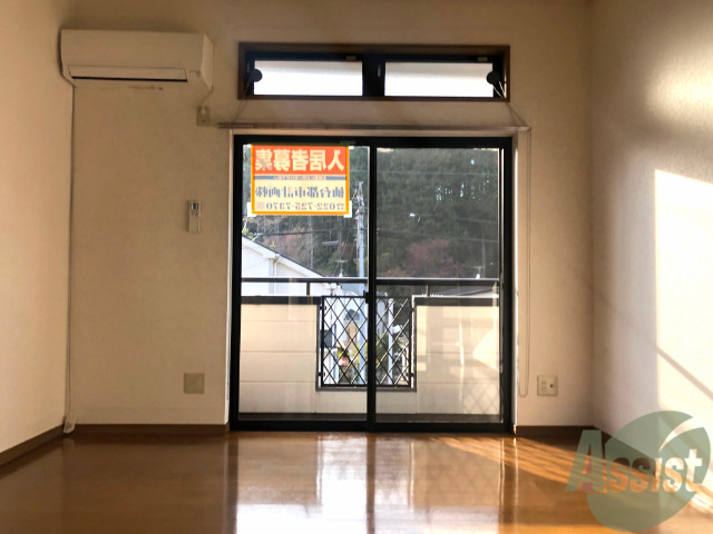 居室・リビング　８．２帖の洋室です。広々として、きれいですね