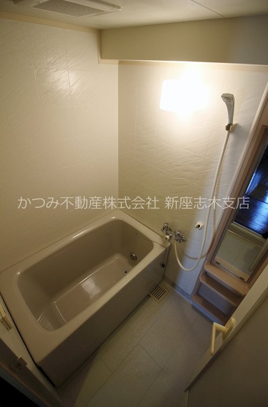 バス・シャワールーム　広く追炊き付きのお風呂です！！