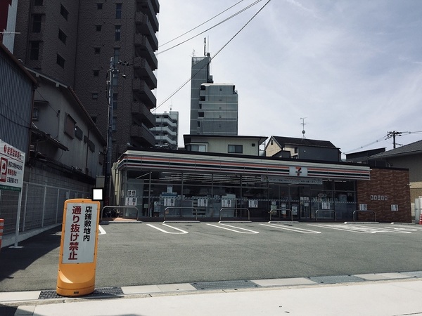 コンビニ　セブンイレブン（コンビニ）まで208m