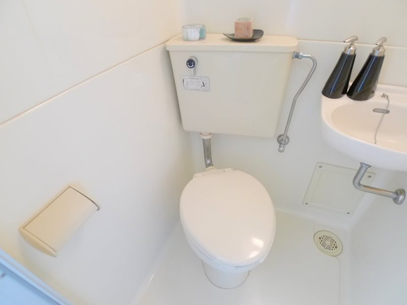 トイレ　３点ユニット。浴室内にトイレあり