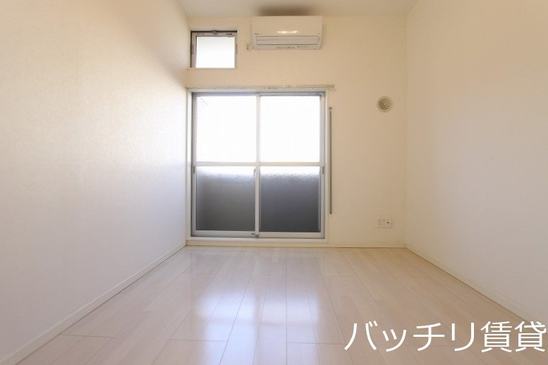 バルコニー　別号室タイプの為、現状を優先致します。