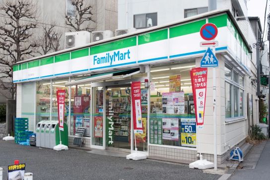 コンビニ　ファミリーマート世田谷新町店（コンビニ）まで179m