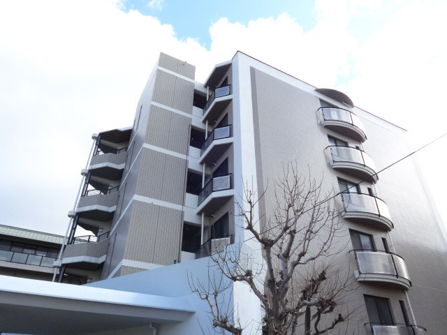建物外観　閑静な住宅街に位置し、落ち着いた佇まいです☆