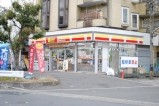 コンビニ　デイリーヤマザキ 東田店（コンビニ）まで200m