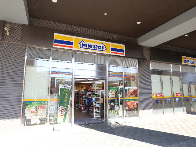 コンビニ　ミニストップ北山田駅前店（コンビニ）まで69m