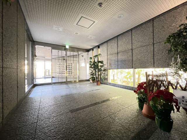 ロビー　大理石のエントランス　オートロック付き