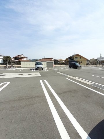 駐車場　車をお持ちの方に嬉しい駐車場付きの物件です
