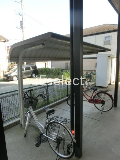 駐車場　屋根付きの駐輪場