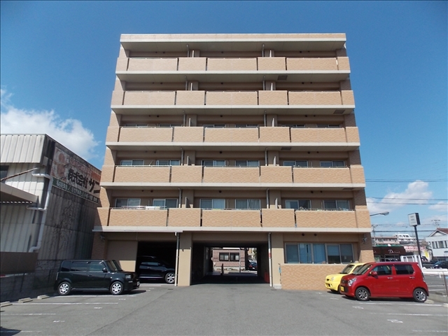 建物外観　外観：駐車場より