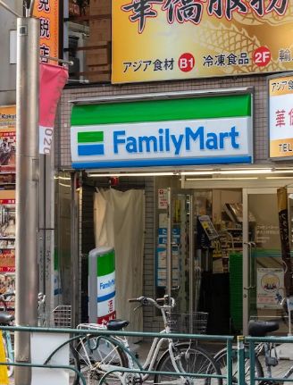 コンビニ　ファミリーマート新大久保駅前店（コンビニ）まで206m