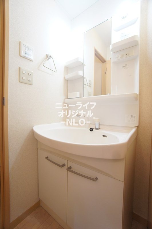 洗面設備　シャワー付き洗面台で朝の支度も楽にできます☆