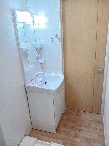洗面設備　独立洗面台、朝の身支度には欠かせません