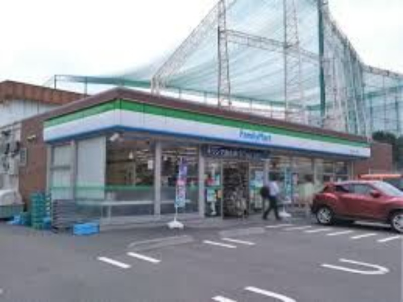 コンビニ　ファミリーマート横浜片倉一丁目店（コンビニ）まで556m