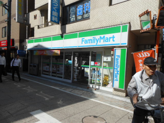 コンビニ　ファミリーマート（コンビニ）まで151m