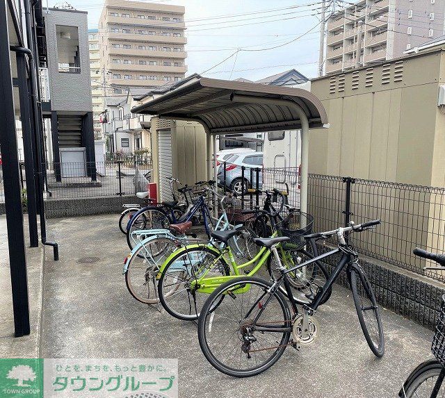 その他　屋根付き駐輪場完備