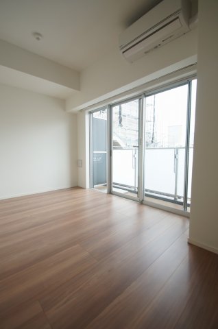 居室・リビング　落ち着いた色合いの床材を使用した居住空間です。