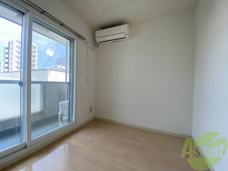 その他部屋・スペース　寝室はこちらです。光が差し込む、温かみのあるお部屋です。