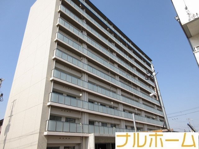 建物外観　ガッチリとしたマンションタイプです。