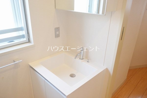 洗面設備　独立洗面台付き☆洗面所には窓もあります。