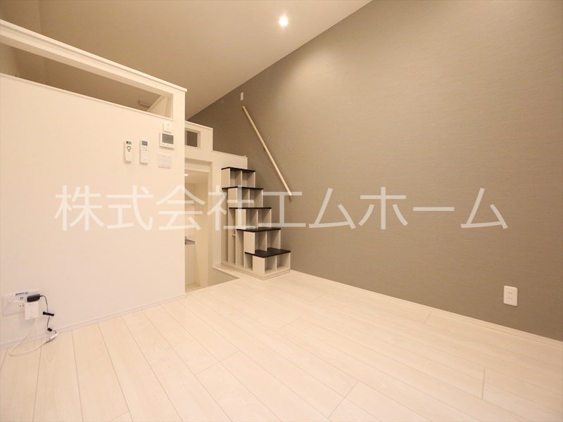 居室・リビング　洋室6帖　階段上段ロフト5.6帖（収納にも使えます）同型写真