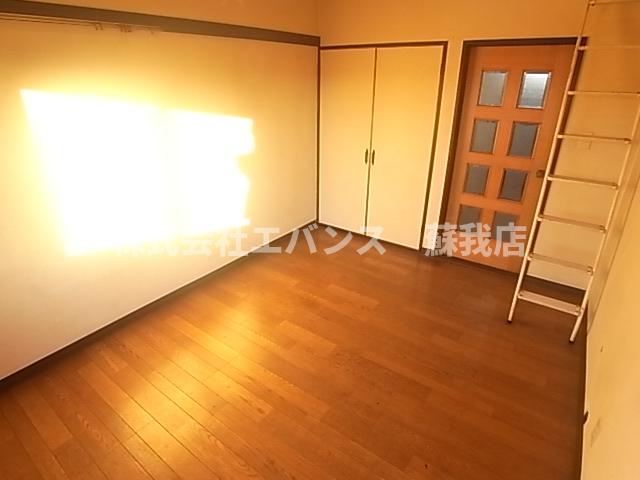 その他部屋・スペース　開放的な寝室です