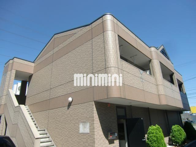 建物外観　２階建ての鉄骨造賃貸マンション。
