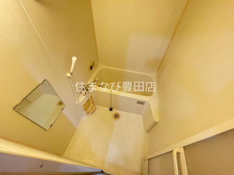 バス・シャワールーム　改装中　同型別部屋写真（反転）