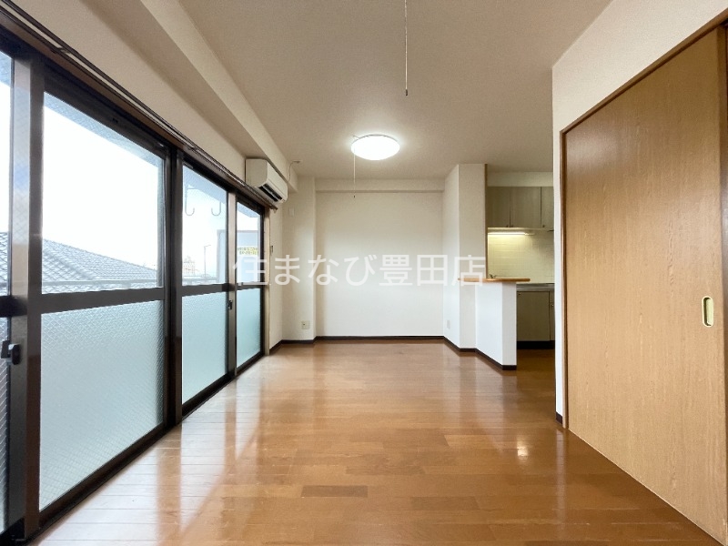 居室・リビング　改装中　同型別部屋写真（反転）
