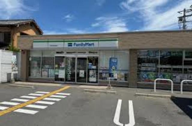 コンビニ　ファミリーマート四条通梅津店（コンビニ）まで592m