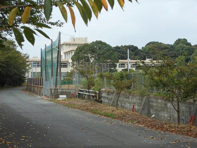 中学校　中間市立中間北中学校（中学校）まで670m