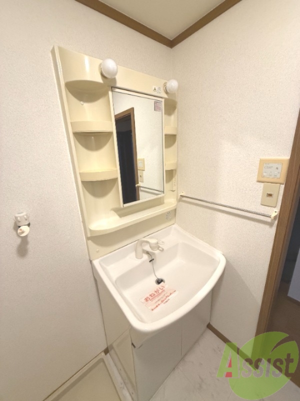 洗面設備　洗面台の写真です。朝の準備が捗りますね。