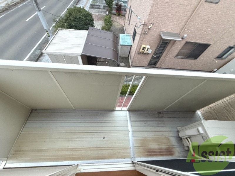 バルコニー　バルコニーの写真です。洗濯物をしっかり干せそうですね。
