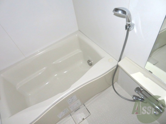 バス・シャワールーム　バス・トイレ別でお掃除しやすいですよ～。
