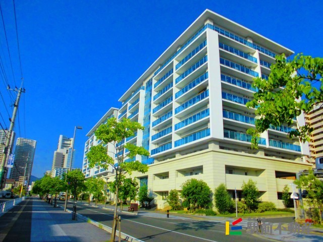 建物外観　ブルーラインのお洒落な外観