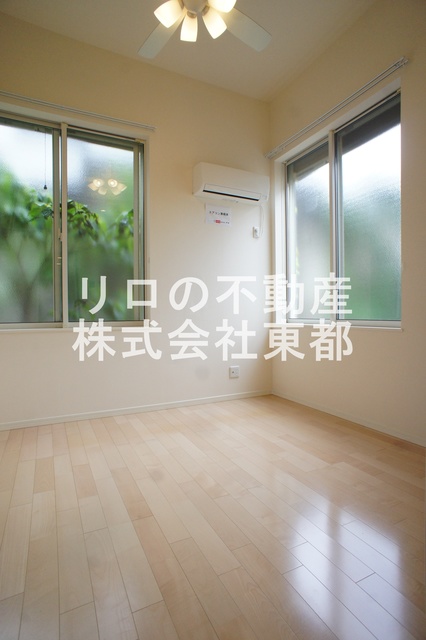 居室・リビング　２面採光なので、明るく風通しのよい過ごしやすいお部屋です♪