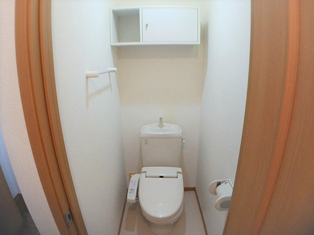 トイレ　落ち着いた色調のトイレです