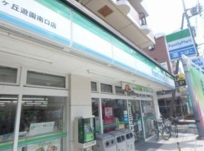 コンビニ　ファミリーマート/向ヶ丘遊園駅前店（コンビニ）まで370m